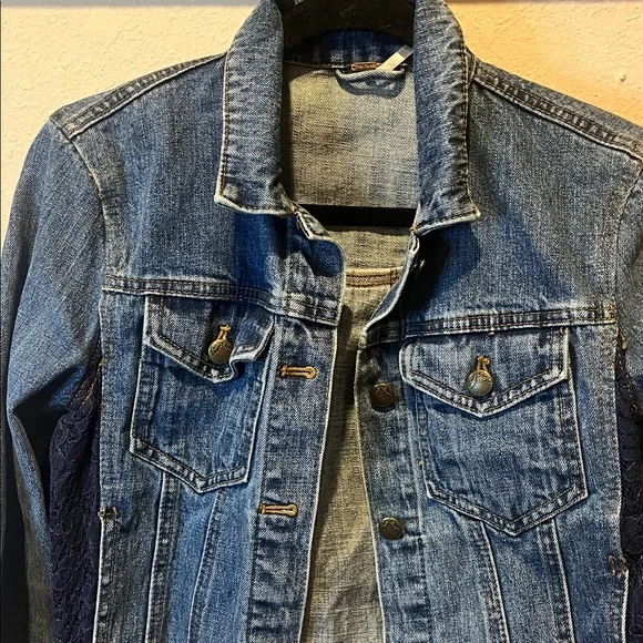 Free People Distressed Cropped Denim Jacket with Lace sides size XS - Picture 3 of 7